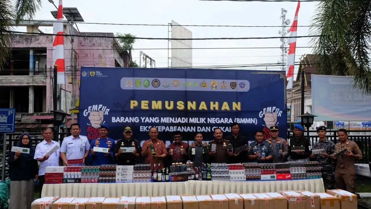 Bea Cukai Tembilahan memusnahkan berbagai barang hasil penindakan senilai total Rp7,67 miliar atas pelanggaran ketentuan kepabeanan dan cukai. (Istimewa)