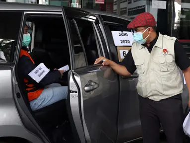 Tersangka suap pengadaan bantuan sosial penanganan COVID-19, Harry van Sidabukke (kiri) menjalani rekonstruksi perkara di Gedung KPK, Jakarta, Senin (1/2/2021). Rekonstruksi digelar untuk mengumpulkan bukti tambahan terkait suap pengadaan bansos penanganan COVID-19. (Liputan6.com/Helmi Fithriansyah)