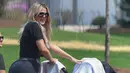 Khloe Kardashian terlihat seksi dengan celana yoga sembari menemani True jalan-jalan. (SBMF/BACKGRID/DailyMail)