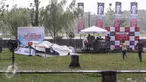 Penonton berlari akibat hujan deras mengguyur arena acara Nonton Bareng F1 GP Australia 2016 Pertamina di Mall Bintaro Xchange, Tangerang Selatan, Minggu (20/3). Acara tersebut terbuka untuk umum, termasuk fans Rio Haryanto. (Liputan6.com/Fery Pradolo)