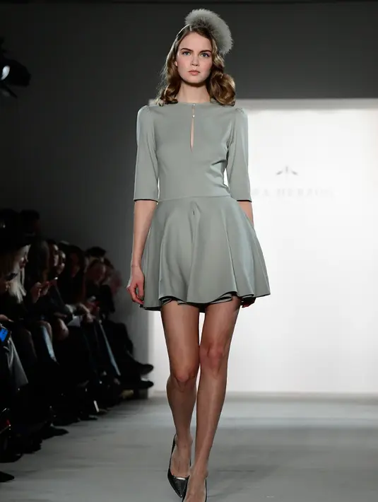 Model berjalan di atas catwalk membawakan busana kreasi Ewa Herzog di Berlin Fashion Week 2017, Jerman (19/1). Berlin Fashion Week berlangsung dari tanggal 17 Januari sampai dengan tanggal 19 Januar 2017. (AFP Photo/Tobias Schwarz)