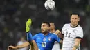 Gelandang timnas Italia Lorenzo Pellegrini berebut bola dengan bek Jerman Niklas Sule pada matchday pertama UEFA Nations League A Grup 3 di Renato Dall'Ara, Minggu (6/5/2022) dini hari WIB. Jerman bermain imbang melawan Italia dengan skor 1-1. (AP Photo/Antonio Calanni)