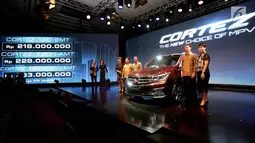 Sejumlah petinggi Wuling Motors Indonesia berpose dengan Cortez saat peluncurannya di Jakarta, Kamis (8/2). Wuling Corrtez merupakan MPV medium yang menjadi saingan Toyota Kijang Innova. (Liputan6.com/Angga Yuniar)