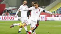 Pemain Polandia, Robert Lewandowski, melepaskan tendangan saat melawan Belanda pada laga UEFA Nations League di Stadion Silesian, Kamis (19/11/2020). Belanda menang dengan skor 2-1. (AP/Czarek Sokolowski)