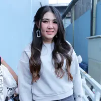 "Via sudah lari enggak ketangkap, tapi adik aku yang paling kecil itu digendong sama Satpol PP. Pas aku nengok ke belakang, 'lo adikku?!'," ujar Via Vallen kepada awak media saat ditemui di Balai Sarbini, Jakarta, Selasa, (1/5). (Deki Payoga/Bintang.com)