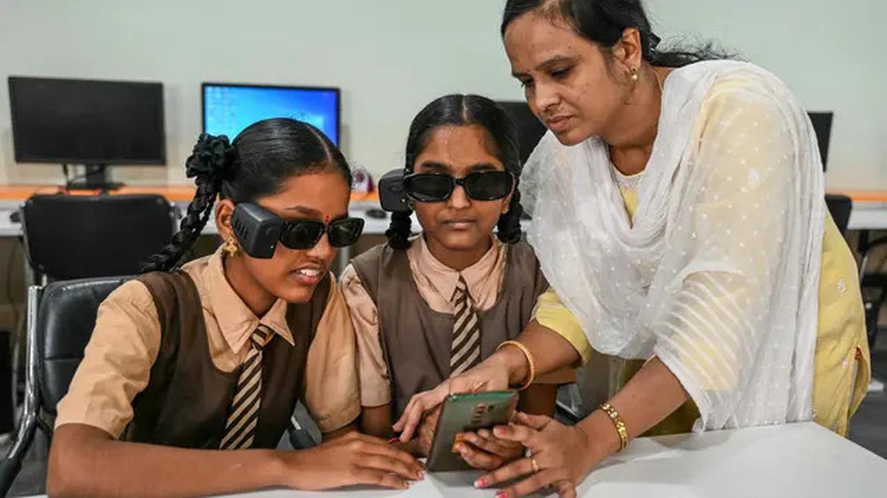 Siswa Disabilitas Netra di India Jalani Pelatihan Penggunaan Kacamata Berteknologi AI