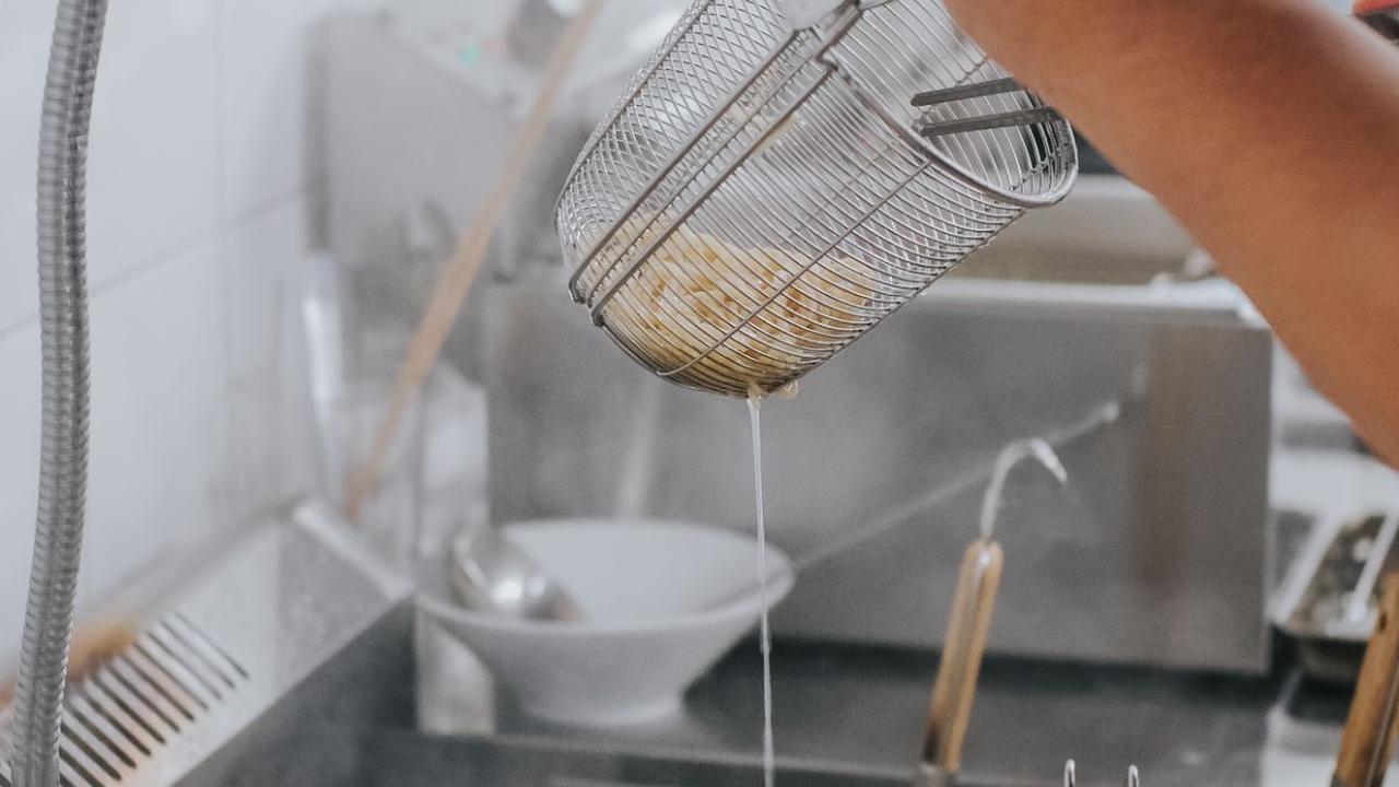 Resep martabak mie dapat menjadi menu kudapan alternatif  ekonomis namun tetap enak. Dibuat dengan bahan-bahan sederhana, martabak mie  menjadi menu favorit baik untuk anak kost, maupun ibu rumah tangga. Martabak mie bisa disantap begitu saja sebagai cami