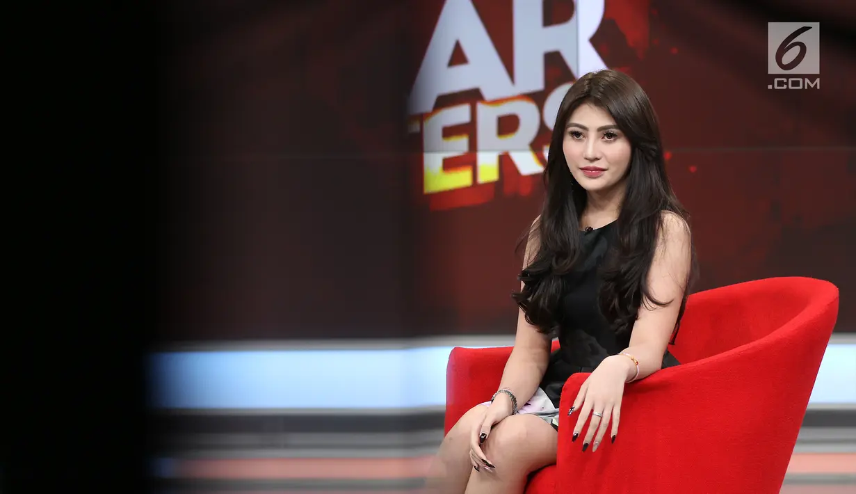 Model ‎Widuri Agesty saat menjadi bintang tamu dalam acara Dear Haters di Liputan6.com, SCTV Tower, Jakarta, Kamis (11/9). Kata Widuri, kasus katalog Alexis itu menjadi pukulan keras bagi nama baik keluarganya.(Liputan6.com/Fatkhur Rozaq)
