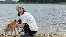 Pemeran karakter Young-seo serial Business Proposal ini tampil kasual dengan mengenakan kaus putih dan celana training hitam saat mengajak anjing peliharaannya jalan-jalan. Ia juga melengkapi penampilannya dengan beanie hat sebagai aksesori kepala. (Liputan6.com/IG/@_seorina)