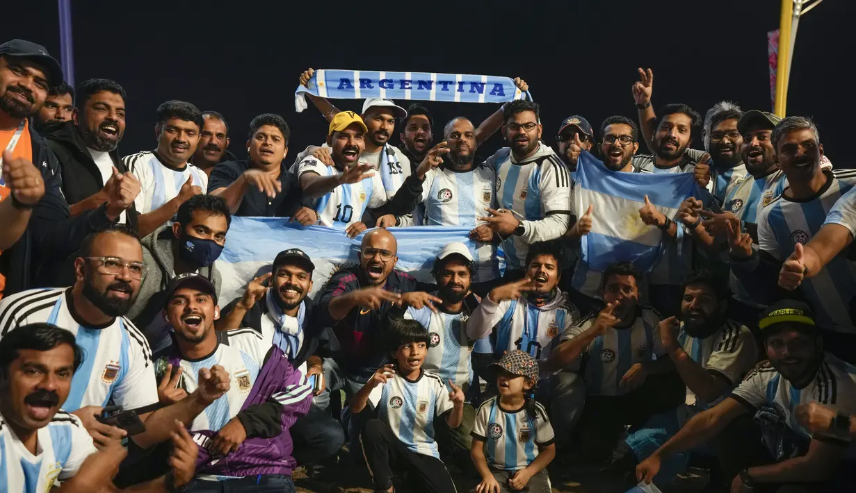 Fans Argentina bersorak di Doha corniche, di Doha, Qatar, Senin, 12 Desember 2022. Argentina akan menghadapi Kroasia dalam pertandingan semifinal Piala Dunia 2022 di Stadion Lusail Iconic Qatar, Rabu (14/12/2022) mulai pukul 02.00 WIB. (AP Photo/Andre Penner)