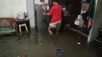 Rumah warga Siwalankerto Surabaya tergenang banjir. (Dian Kurniawan/Liputan6.com)