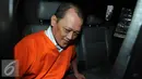 Panitera PN Bengkulu Badaruddin Amsori Bachsin memasuki mobil yang menjemputnya seusai menjalani pemeriksaan KPK di Jakarta, Jumat (17/6). (Liputan6.com/Helmi Afandi)