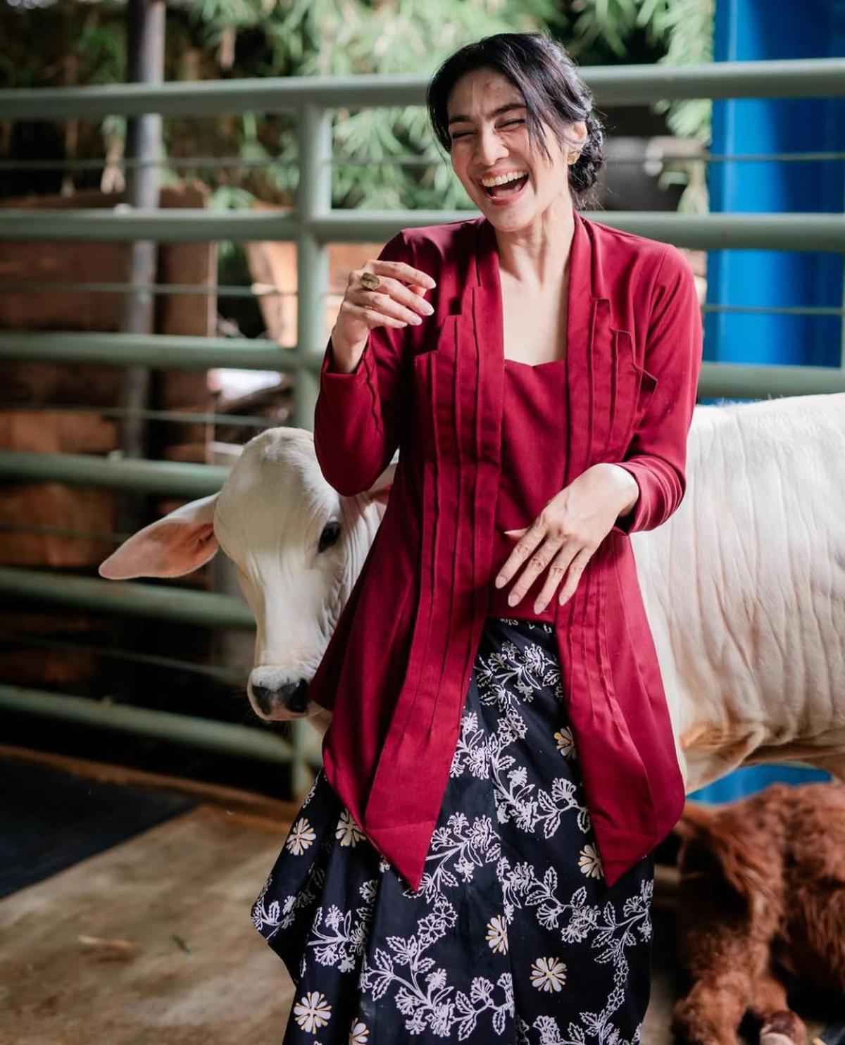 Maudy Koesnaedi Seru-Seruan di Aviary DeHakim, Kenalan dengan Salsa si Sapi hingga Kagum dengan Hutan Mini di Tengah Kota!