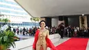 Penampilan Krisdayanti kenakan kebaya brokat emas tak kalah memesona. Paduan selendang dan kain songket merah menambah kesan glamor pada penampilannya. [@krisdayantilemos].