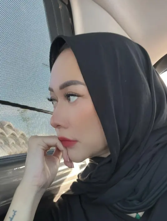 "Aku banyak kenal ustaz-ustaz. Sama ummi (Pipik) aku bilang ‘Doain jodohku yang terbaik’, tadi ada ustazah juga bilang nanti kita ngobrol berdua urusan begini (jodoh). Kita kan butuh teman sharing, butuh guru juga untuk membuat kita jauh lebih baik," kata Aura Kasih. [Instagram/aurakasih]