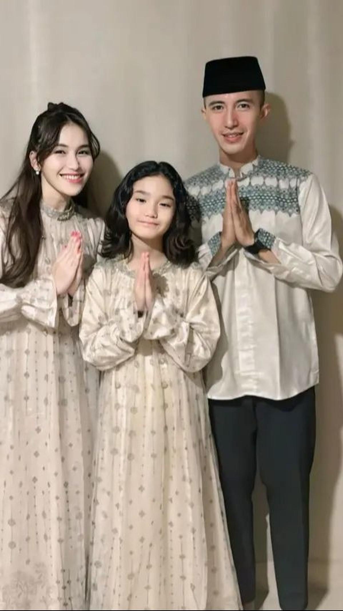 Pemotretan sebelum dan sesudah lebaran menunjukkan kekompakan dan kebersamaan dalam keluarga kecil mereka, mengisyaratkan bahwa mereka siap menjalani langkah berikutnya sebagai keluarga yang bahagia.<br>