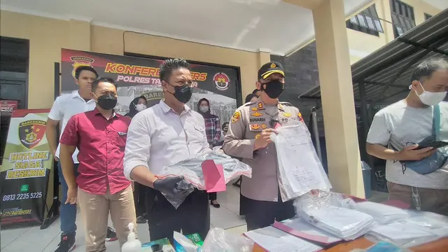 Kapolres Tasikmalaya, AKBP Suhardi Hery Heryanto, memberikan penjelasan kepadsa wartawan dalam kasus kasus investasi bodong dalam rilis kasus di Mapolres Tasikmalaya, Kamis (1/12/2022). (Liputan6.com/Jayadi Supriadin)