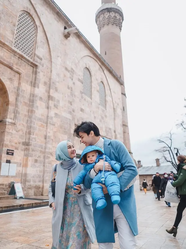 10 OOTD Kompak ala Keluarga Dinda Hauw dan Rey Mbayang, Family Goals Panutan