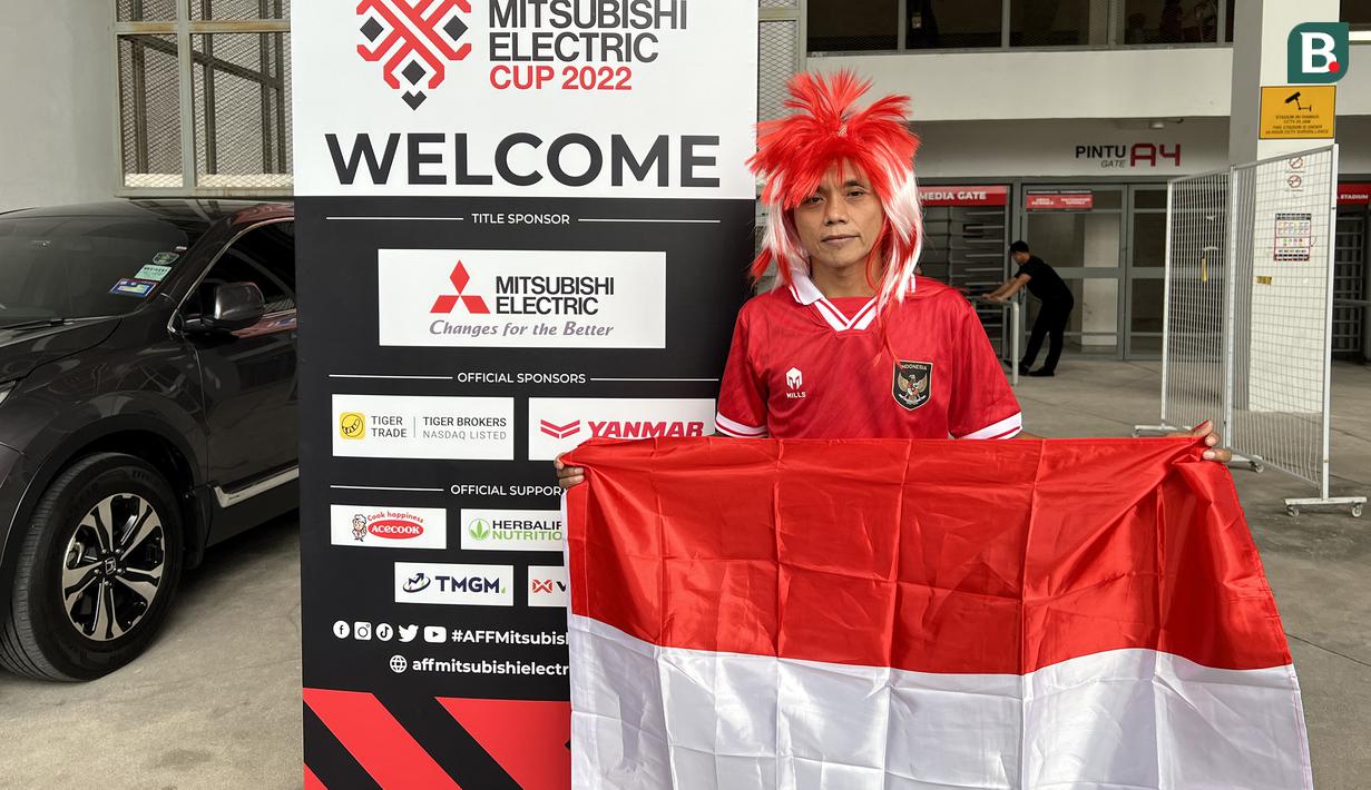 Seperti salah seorang suporter Timnas Indonesia asal Madura, Taji yang sudah 28 tahun bekerja di Malaysia. (Bola.com/Zulfirdaus Harahap)