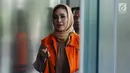 Wali Kota nonaktif Tegal, Siti Mashita Soeparno menuju ruang pemeriksaan di gedung KPK, Jakarta, Selasa (24/10). Siti Mashita diperiksa sebagai tersangka dugaan suap pengelolaan dana jasa pelayanan RSUD Kardinah TA 2017. (Liputan6.com/Helmi Fithriansyah)