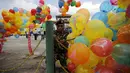 Seorang tentara memasang balon di depan gedung parlemen jelang Presiden Ram Baran Yadav resmi mengesahkan konstitusi baru di Kathmandu, Nepal, Minggu (20/9/2015). Nepal akan mengadopsi piagam demokratis secara penuh. (REUTERS/Navesh Chitrakar)