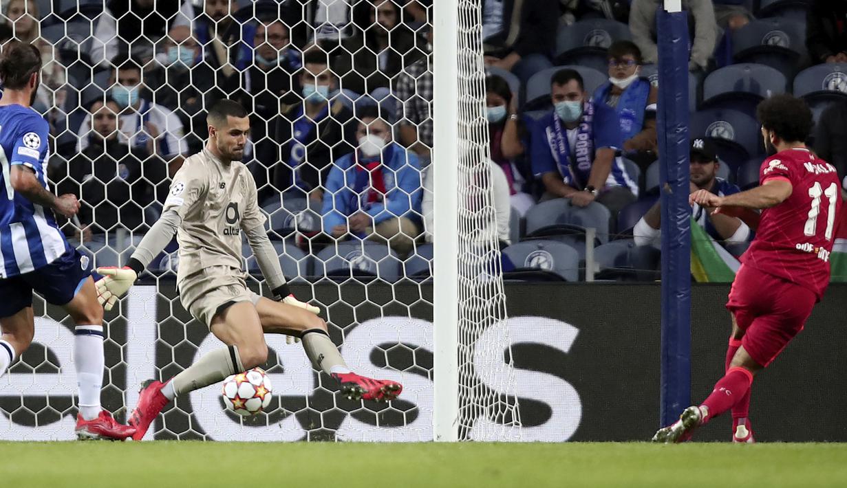 Pada menit ke-60 Liverpool menambah keunggulan menjadi 3-0. Mohamed Salah berhasil meneruskan umpan dari Curtis Jones lewat skema serangan balik yang cepat. (AP/Luis Vieira)