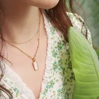 Kalung emas inisial seberat 3 gram ini adalah hadiah ulang tahun yang paling manis.