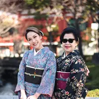 BCL dan sang mama memakai kimono tradisional saat jalan-jalan di Asakusa, Jepang
