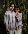 Kali ini, pasangan suami istri Angga Yunanda dan Shenina Cinnamon tampil membagikan referensi gaya Lebaran 2026 lewat balutan busana sarimbit yang terasa lembut, romantis, sekaligus modern. [@wearingklamby].