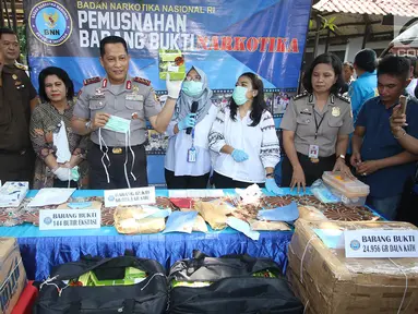 Kepala Badan Narkotika Nasional (BNN) Komjen Pol Budi Waseso menunjukan barang bukti narkotika sebelum dimusnahkan di Gedung BNN, Jakarta, Selasa (22/8). (Liputan6.com/Immanuel Antonius)
