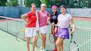 Bermain tenis bersama sahabat, Astrid Tiar tampil feminin sporty dengan crew neck abu-abu dan rok tenis beraksen lipit berwarna navy. Untuk sentuhan girly, Astrid Tiar mengenakan sneakers berwarna pink. (instagram/astridtiar127)