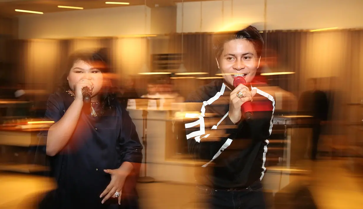 Aleta dan Esal yang satu managemen Tata Liem itu juga menghibur anak-anak yatim piatu. Aleta Molly Berbagi Kasih 2017 berlangsung dihadiri oleh puluhan anak yatim. Acara digelar di Cilandak Town Square, Jakarta Selatan. (Bambang E. Ros/Bintang.com) 