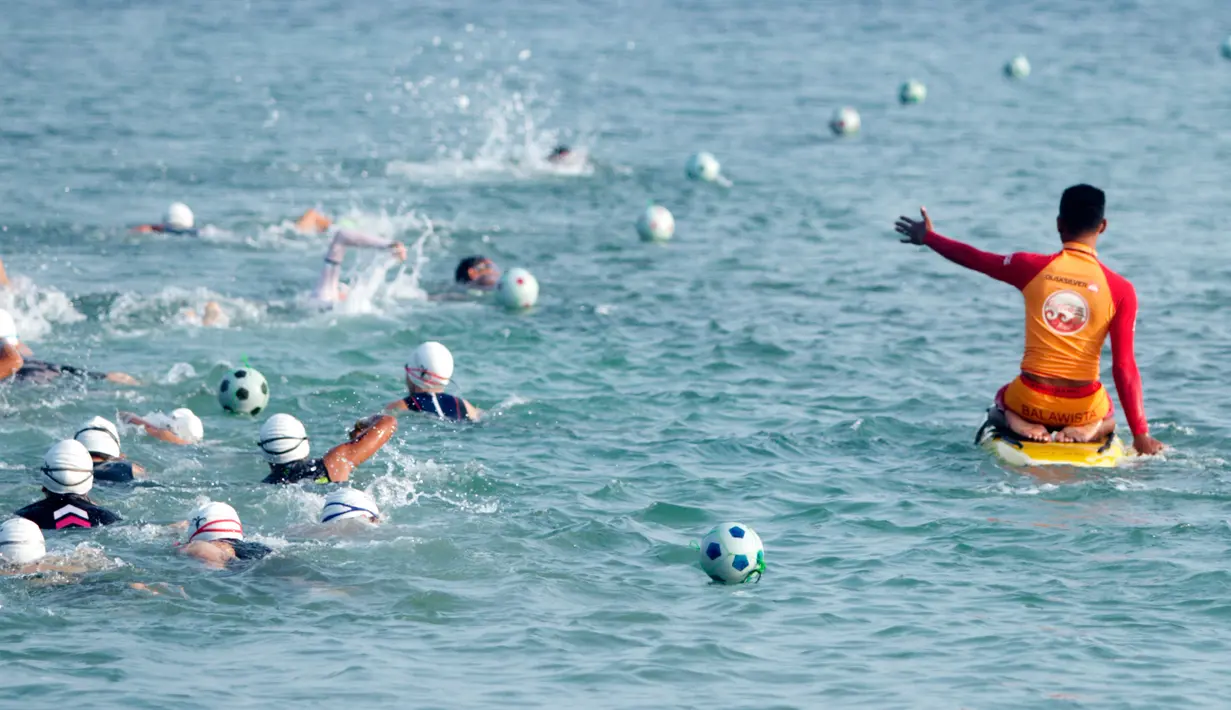 Peserta berenang selama Rhino Cross Triathlon 2018 di Kawasan Ekonomi Khusus (KEK) Tanjung Lesung, Pandeglang, Banten, Minggu (30/9). Rhino Cross Triathlon digelar untuk meningkatkan potensi wisata Tanjung Lesung. (Liputan6.com/HO/Nick Hanoatubun)