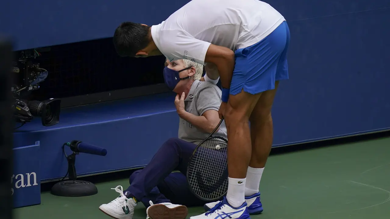 Petenis Novak Djokovic Pukul Hakim Garis dengan BolaPetenis Novak Djokovic Pukul Hakim Garis dengan Bola