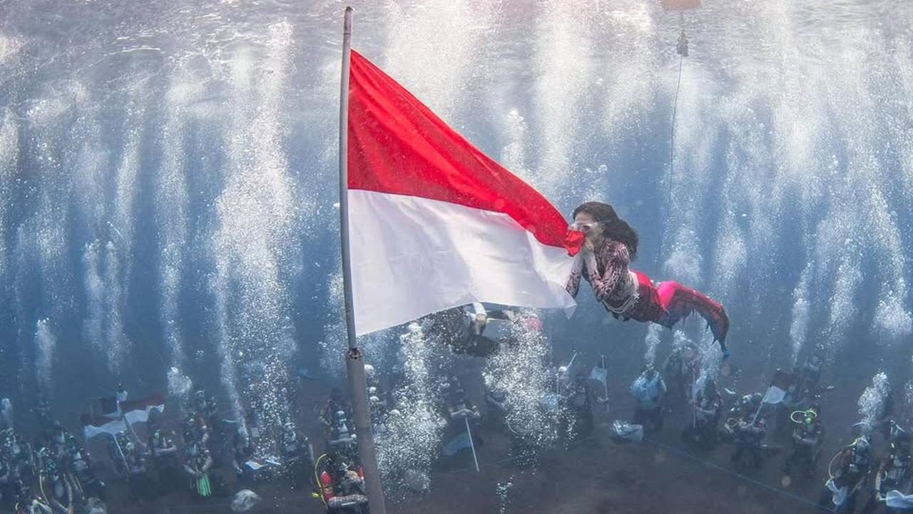 VIDEO: Aksi Sherly Tjoanda Cosplay Putri Duyung Cantik Menyelam Kibarkan Bendera di Dasar Laut