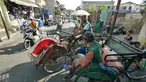 Pengayuh becak menunggu penumpang di Kawasan Pasar Rajawali, Pademangan, Jakarta Utara, Senin (8/10). Pemprov DKI Jakarta berencana merevisi Peraturan Daerah (Perda) Nomor 8 Tahun 2007 tentang Ketertiban Umum. (Liputan6.com/Herman Zakharia)
