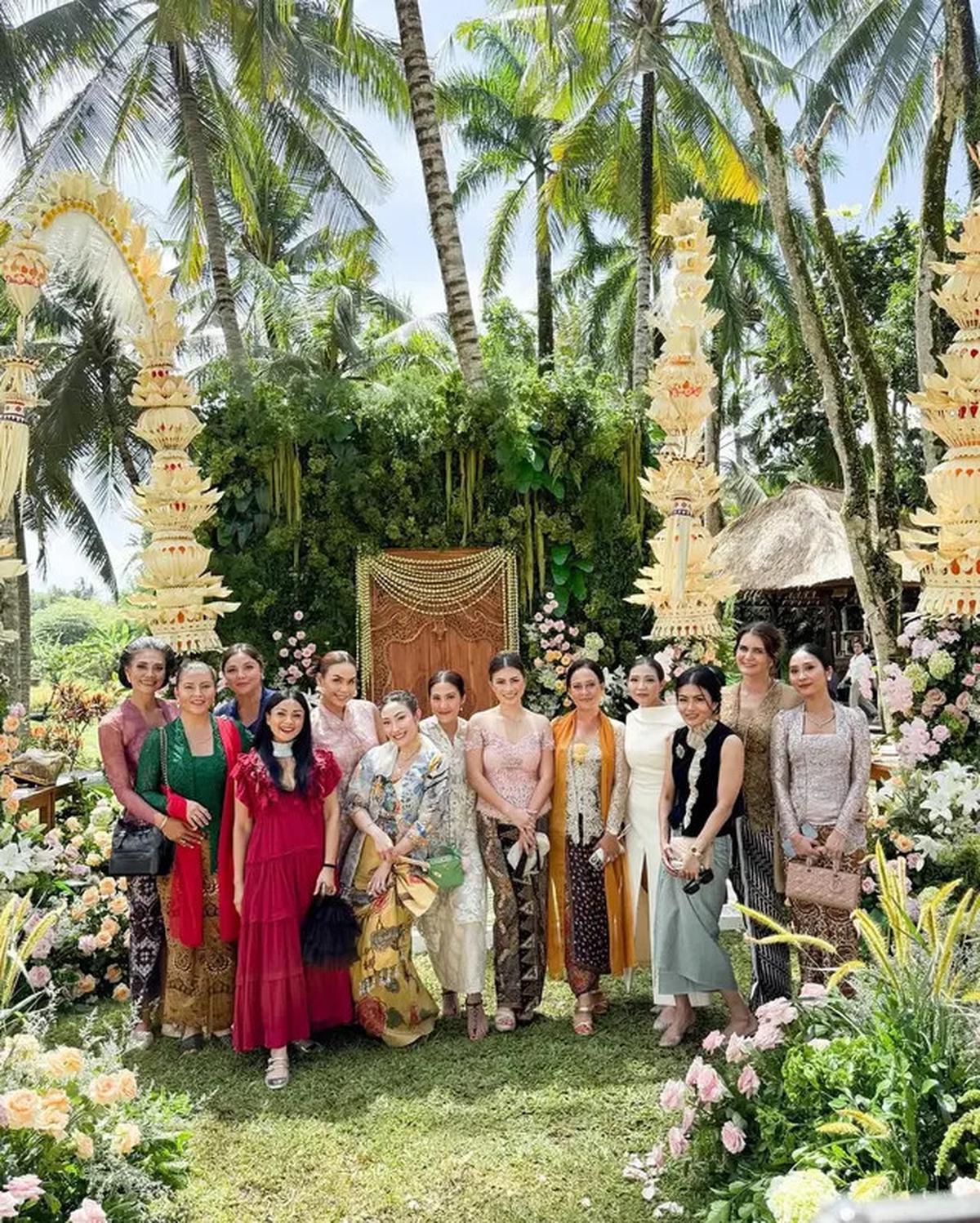 7 Potret Artis di Siraman Luna Maya dan Maxime Bouttier, 'Geng Menteri Ceria' Kompak