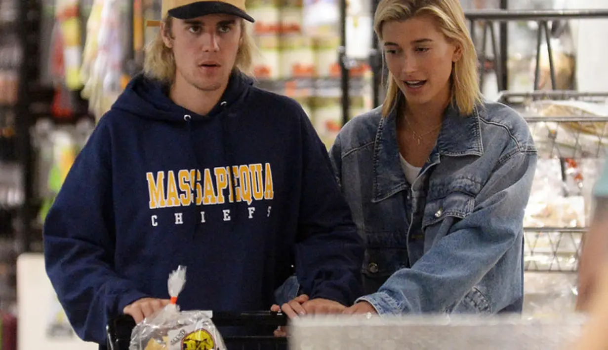 Kemesraan Hailey Baldwin dan Justin Bieber benar-benar terasa usai keduanya bertunangan. (Footwear News)