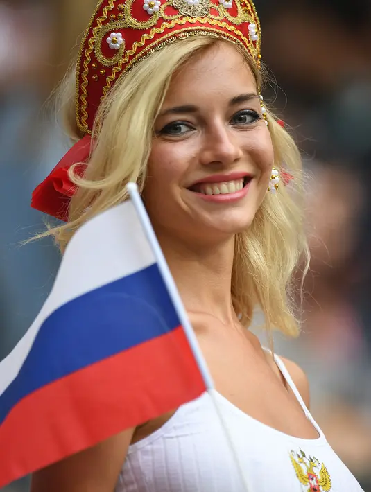Suporter Rusia berpose sebelum dimulainya pertandingan antara Rusia dan Arab Saudi dalam Piala Dunia 2018 di Stadion Luzhniki, Moskow, Rusia, Kamis (14/6). (Patrik Stollarz/AFP)