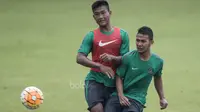 Gelandang Timnas Indonesia U-22, Gian Zola, berebut bola dengan Nur Hardianto saat sesi latihan di Lapangan SPH Karawaci, Banten, Selasa (7/3/2017). (Bola.com/Vitalis Yogi Trisna)