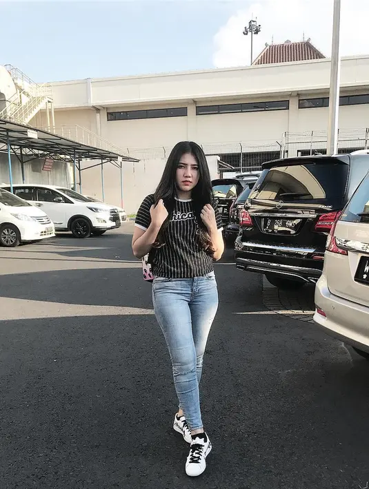 Selanjutnya, pelantun lagu ‘Sayang’ ini hadir mengenakan celana jeans, kaus base ball dan sneakers putih. Gayanya makin terlihat santai lantaran Via membawa tas ransel. (Instagram/viavallen)