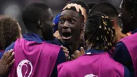 Pemain Prancis, Randal Kolo Muani (tengah) berhasil mencatatkan namanya di papan skor 44 detik setelah masuk menggantikan Ousmane Dembele pada menit ke-79. (AP Photo/Manu Fernandez)