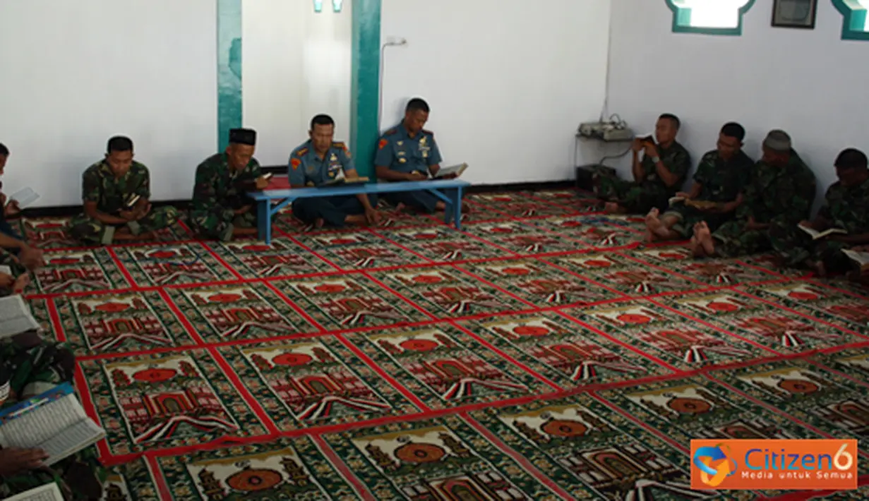 Citizen6, Surabaya: Perwira, Bintara, dan Tamtama Batalyon Howitzer-1 Mar pada saat selesai melaksanakan sholat Dzuhur berjamaah di musholla Batalyon Howitzer-1 Mar, dan diteruskan dengan Tadarrus Al-Qur’an. (Pengirim: Budi Abdillah).