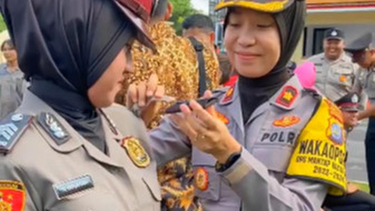 Rupanya, salah satu polwan Polres Bantul ini tidak membawa pasangan saat upacara kenaikan pangkat. Dengan senyuman hangat, Wakapolres Bantul ini memasangkan pangkat barunya. <br>