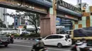 Kendaraan melintasi kamera tilang elektronik atau Electronic Traffic Law Enforcement (ETLE) di Jalan Margonda Raya, Depok, Jawa Barat, Minggu (11/10/2020). Sistem tilang elektronik tersebut diharapkan dapat meningkatkan kedisiplinan dan menekan pelanggaran lalu lintas. (merdeka.com/Iqbal S. Nugroho)