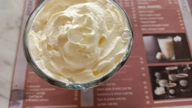 Menyesap Banana Frappe dan Sepotong Kue Pie Lemon di Paul Le Cafe Cipete