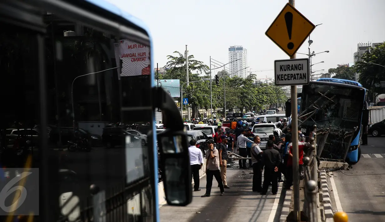 Sebuah bus gandeng TransJakarta menabrak pagar pembatas jalan di Jalan Gunung Sahari, Jakarta, Selasa (6/9). Bus dengan nomor polisi B 7546 IX itu kemudian langsung dievakuasi kepilisian dan Dishubtrans DKI Jakarta. (Liputan6.com/Faizal Fanani)