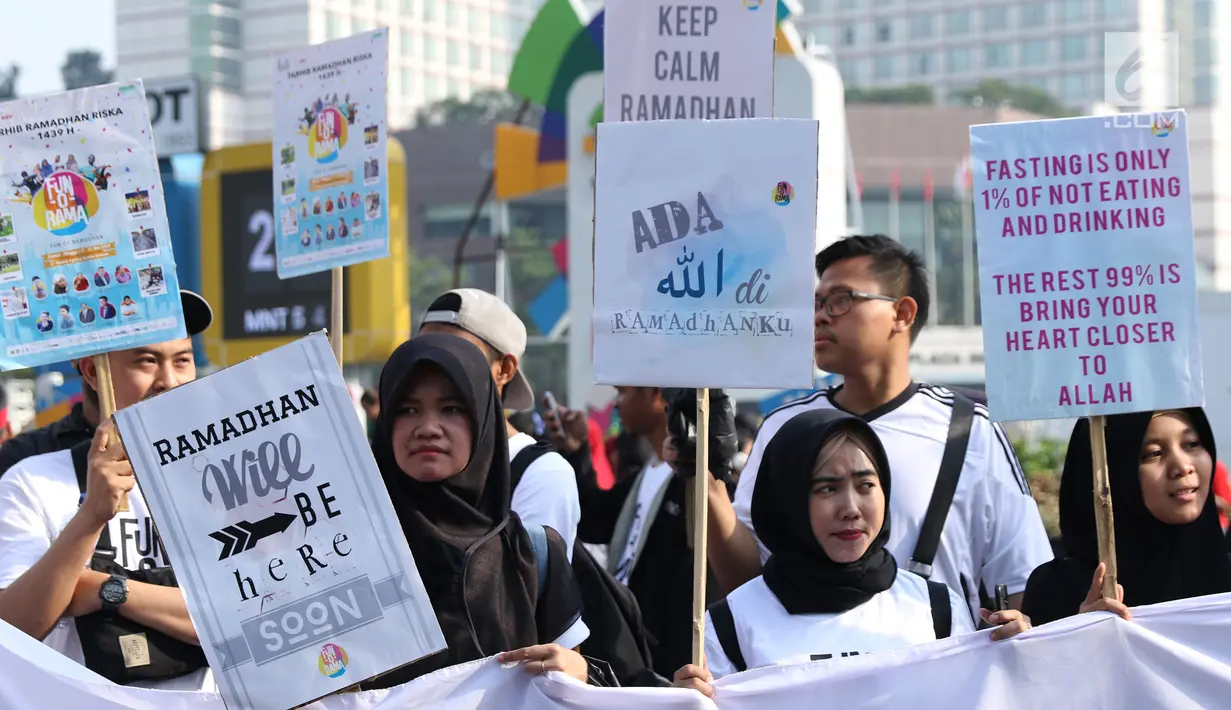 Sejumlah remaja mengangkat tulisan menyambut datangnya bulan Ramadan saat acara Car Free Day di Kawasan Bundaran Hotel Indonesia, Jakarta, Minggu (13/5). Mereka mengajak warga untuk menyambut bulan suci bagi umat muslim. (Liputan6.com/Helmi Fithriansyah)
