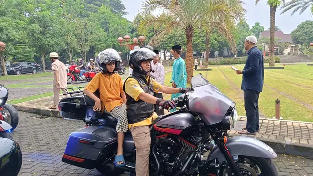 Komunitas B'Brothers berbagi kepada anak yatim piatu.
