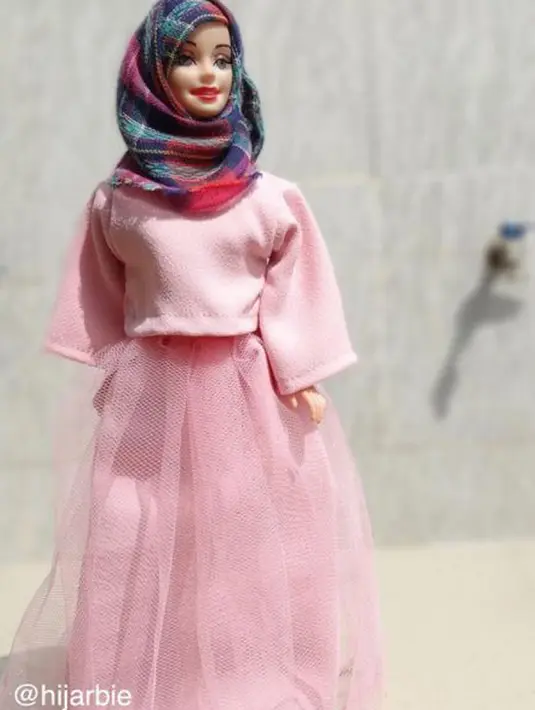 Tidak hanya satu kreasi jilbab yang dihadirkan dalam akun @hijarbie, tapi berbagai macam gaya dengan pilihan scarf yang berbeda-beda baik dari segi corak maupun materialnya. (instagram.com/hijarbie) 